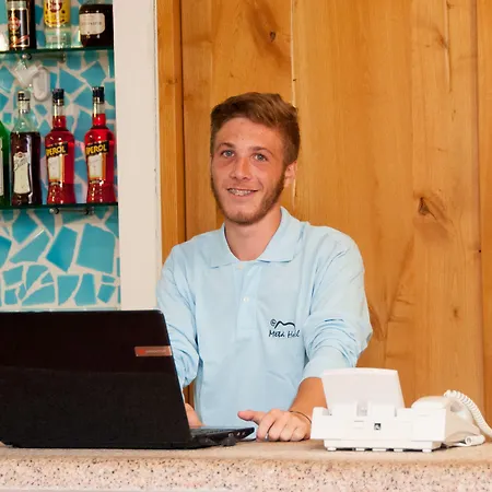 Meta ホテル サンタ・テレーザ・ガッルーラ